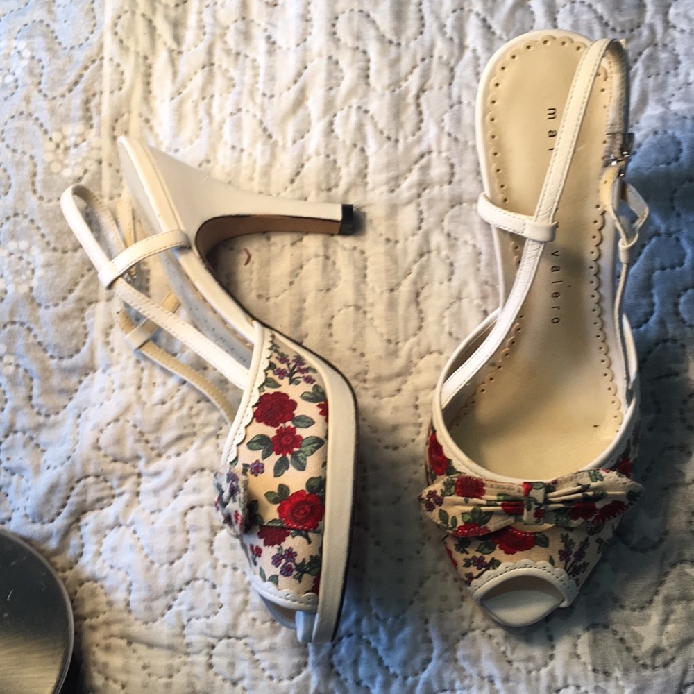 Peep toe bow heels